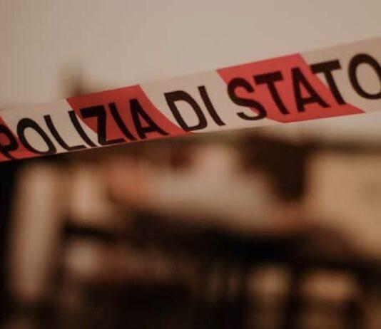 Devono notificarle atto giudiziario su violenze ex, polizia la trova morta in casa