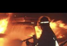 Auto in fiamme davanti abitazione -carabinieri salvano due ragazzi rimasti intrappolati