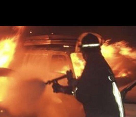 Auto in fiamme davanti abitazione -carabinieri salvano due ragazzi rimasti intrappolati