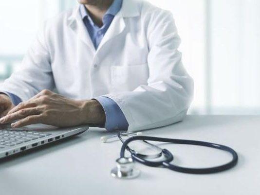 Ginecologo prescrive “cure alternative” a paziente che poi muore – arrestato