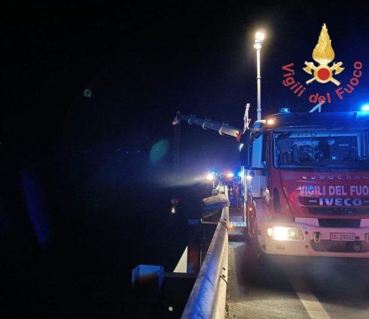 Incidente mortale in A2 – autocarro sfonda guardrail e precipita per 60 metri