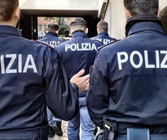 Uomo ai domiciliari minaccia di togliersi la vita lanciandosi dal balcone – salvato da agenti Polizia