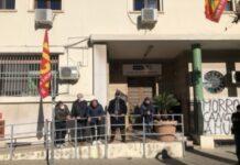 Dipendenti licenziati da casa di cura si incatenano per protesta