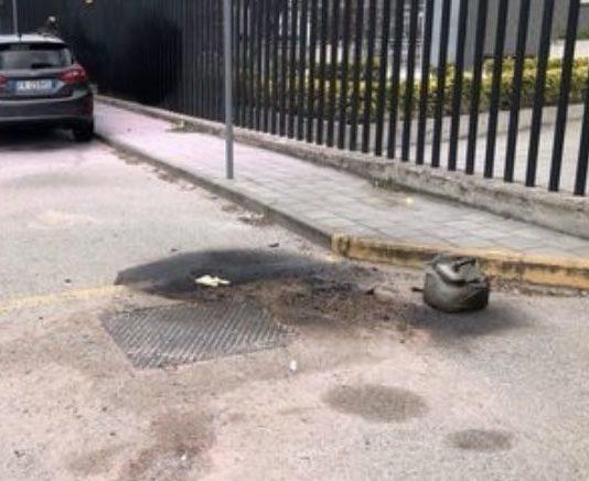 Uomo si dà fuoco davanti caserma carabinieri – trasferito al Centro Grandi Ustioni di Napoli