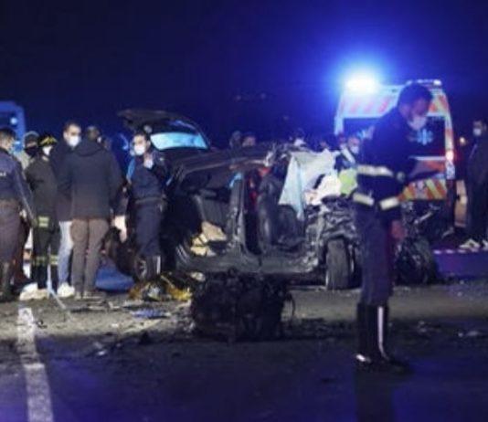 Ragazzi morti in incidente auto contro bus: nessuno aveva patente