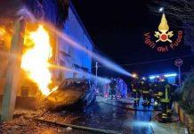 Auto in fiamme nella notte – danni ad abitazioni