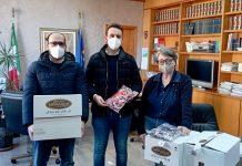 Cioccolatini in dono ai centri vaccinali del vibonese per addolcire la tensione dei più piccoli