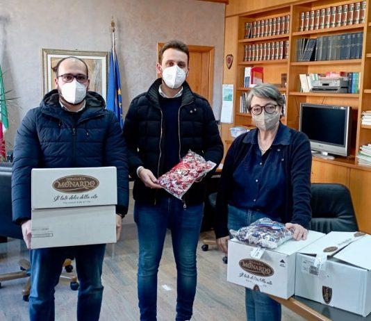 Cioccolatini in dono ai centri vaccinali del vibonese per addolcire la tensione dei più piccoli