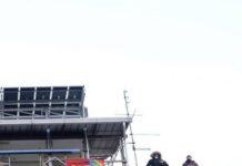 Lavoratori licenziati protestano su tetto clinica