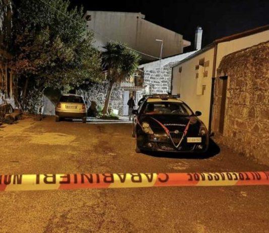 Anziano trovato morto in casa con volto tumefatto ricoperto di sangue