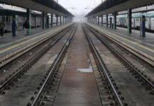 Passeggino si aggancia a treno merci, neonato trascinato per venti metri sui binari: gravissimo