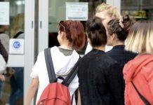 Studenti trovano portafoglio con 1500 euro ed uno smartphone, li restituiscono ai proprietari ma rifiutano ricompensa