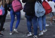 Bidello arrestato per violenza su studentesse