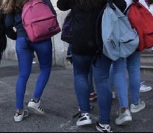 Bidello arrestato per violenza su studentesse