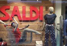 Positiva al Covid esce di casa: “Non volevo perdere i saldi”. Denunciata 51enne