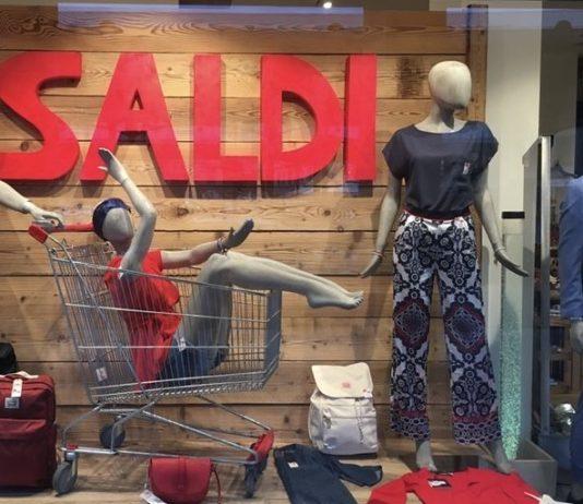 Positiva al Covid esce di casa: “Non volevo perdere i saldi”. Denunciata 51enne