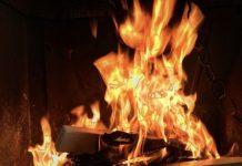 Cade nel caminetto – anziano muore bruciato