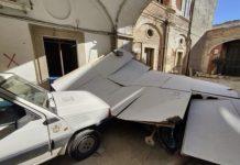 Senza green pass non può entrare in Comune: prende l’auto e sfonda il portone