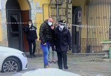 Padre uccide figlio 24enne in piazza