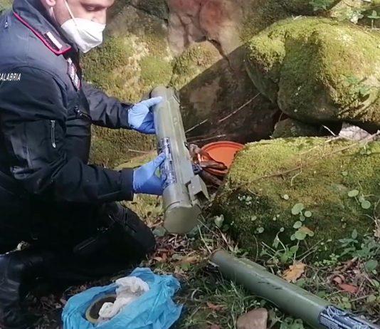 Calabria – due lanciarazzi carichi e funzionanti trovati nascosti tra le rocce