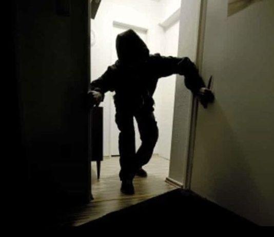 Ladro scoperto in casa cade da balcone – proprietari chiamano soccorsi