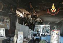 In fiamme due stabilimenti balneari