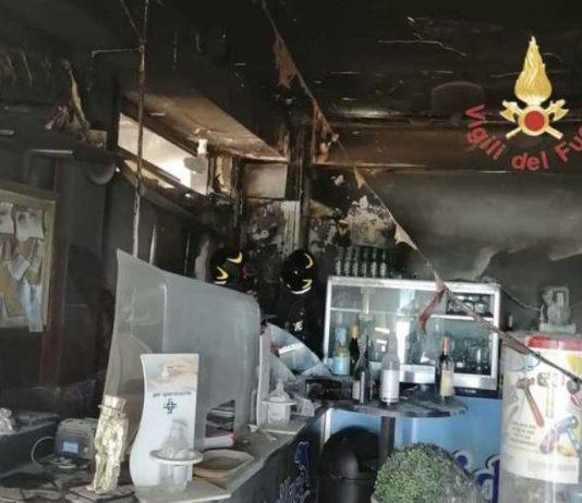 In fiamme due stabilimenti balneari