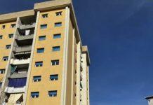 Bimbo di 2 anni muore precipitando dall’ottavo piano