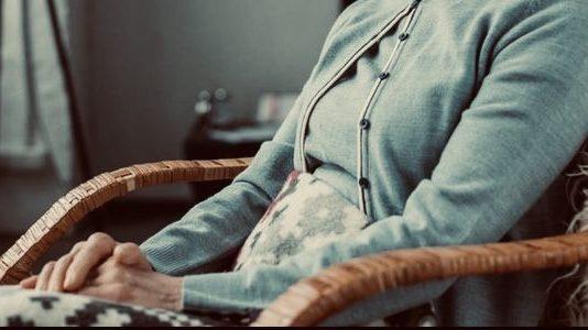 Anziana morta in casa trovata dopo 2 anni seduta su una sedia