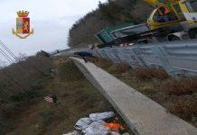 Rifiuti cimiteriali abbandonati in autostrada – tre persone denunciate
