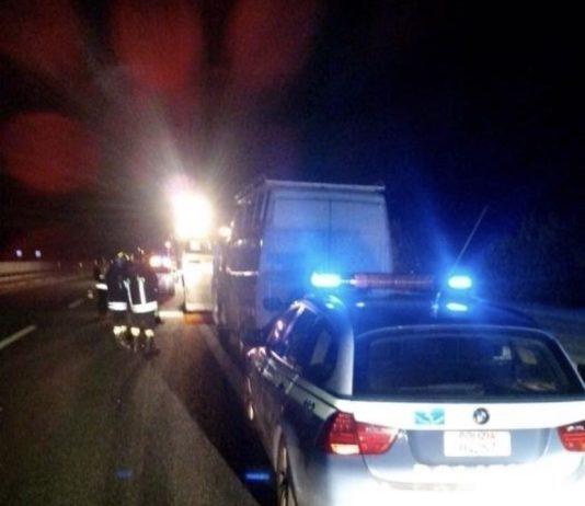Fumogeni in autostrada, tifosi bloccano carreggiata