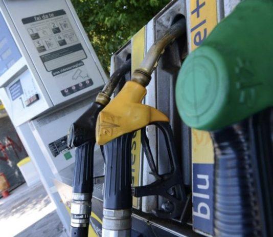 Benzina prezzi alle stelle – servito, fino a 2,111 euro/litro