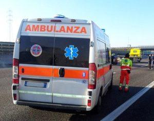 Incidente sulla Statale 18, auto contro camion Anas: donna in ospedale e bimba in pronto soccorso