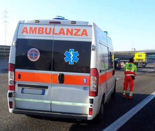 Incidente sulla Statale 18, auto contro camion Anas: donna in ospedale e bimba in pronto soccorso Ambulanza autostrada