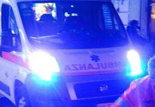 Ragazza 18enne si pianta coltello nel petto e gira per le vie della città – ricoverata in gravi condizioni