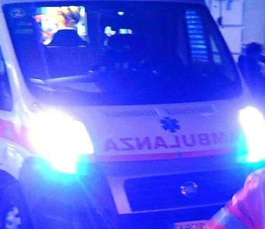 Ragazza 18enne si pianta coltello nel petto e gira per le vie della città – ricoverata in gravi condizioni