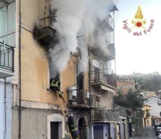 Incendio in abitazione – tratta in salvo una persona