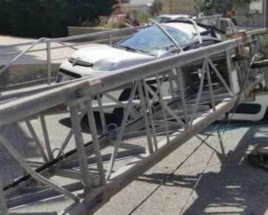 Calabria – crolla gru di 12 metri: auto schiacciata, nessun ferito