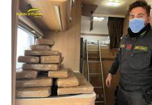 Si fingeva turista ma nel camper nascondeva 28 kg di cocaina – arrestato