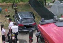 Auto finisce nel cortile di un asilo: morto un bimbo, 4 i feriti