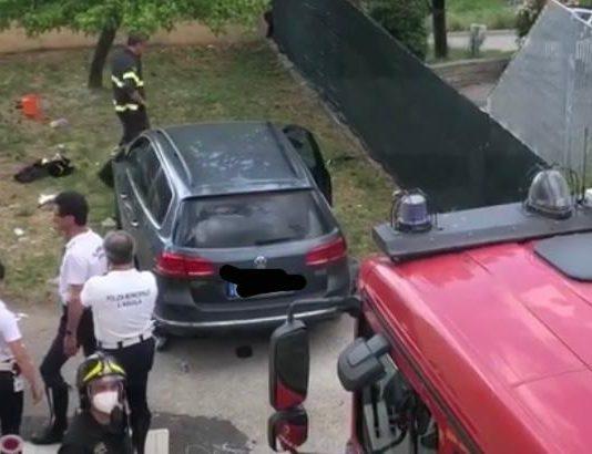 Auto finisce nel cortile di un asilo: morto un bimbo, 4 i feriti