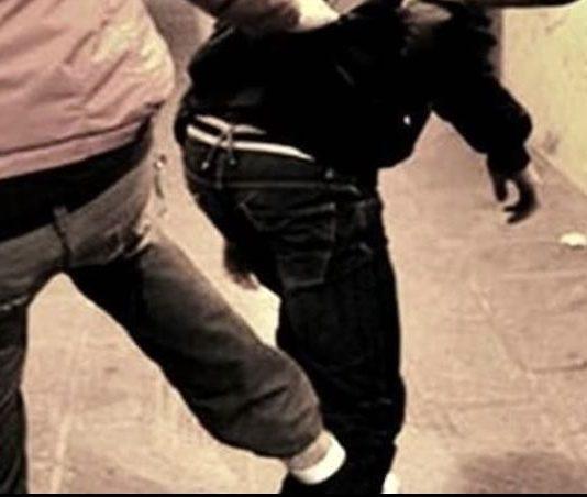 Calabria – Giovane 16enne picchiato a sangue dallo zio perché gay: “Non vogliamo ricch…. nella nostra famiglia”