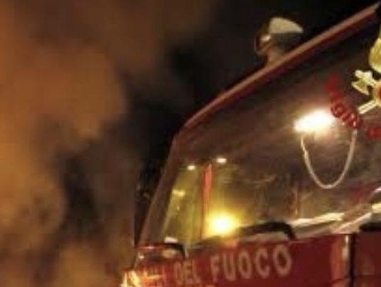 Bussa di notte in canonica e incendia auto del sacerdote – denunciato