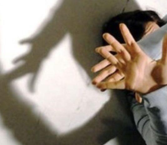 Gemelle orfane di madre picchiate e maltrattate da padre e compagna – condannati