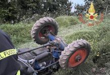Si ribalta trattore: muore 65enne