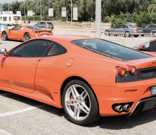 Grande successo al Porto degli Ulivi per TOUR ROSSO 22: le Ferrari promuovono il corretto uso dei parcheggi