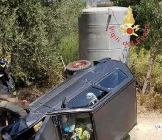 Auto perde controllo e finisce fuori strada: morto 79enne
