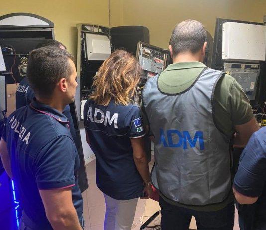 Controlli Polizia in circolo privato a Gioia Tauro: sequestrati computer e slot machine