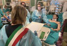 In fin di vita si sposa in terapia intensiva – poco dopo arriva un cuore nuovo per trapianto