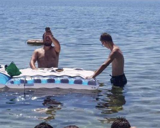 Calabria – prete celebra messa in acqua